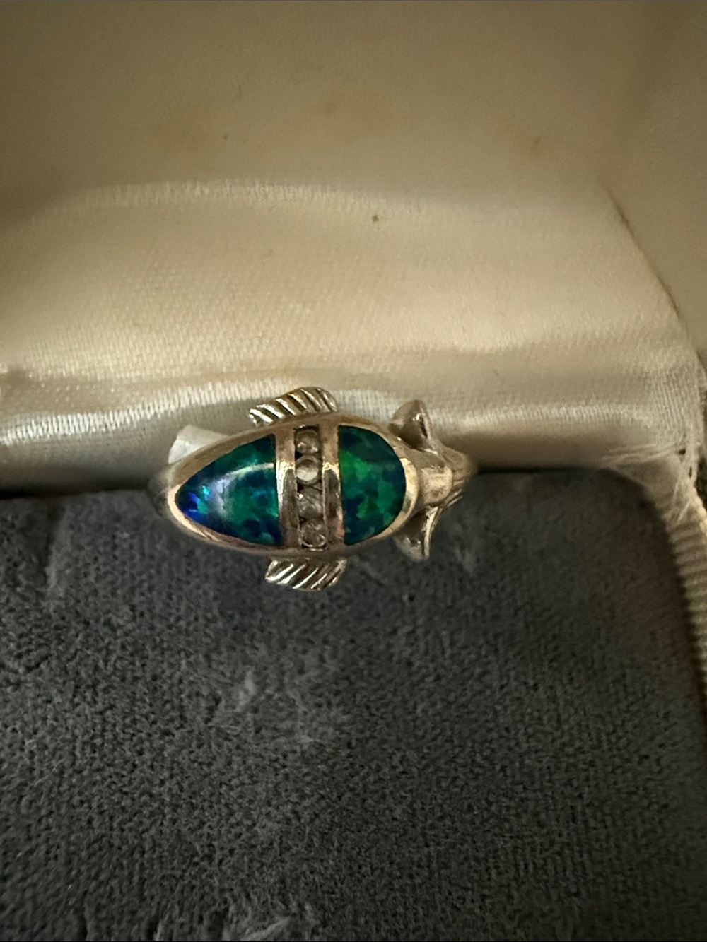 Silver Fish-Shaped Aquarium Decoration Ring with Blue-Green Inlay